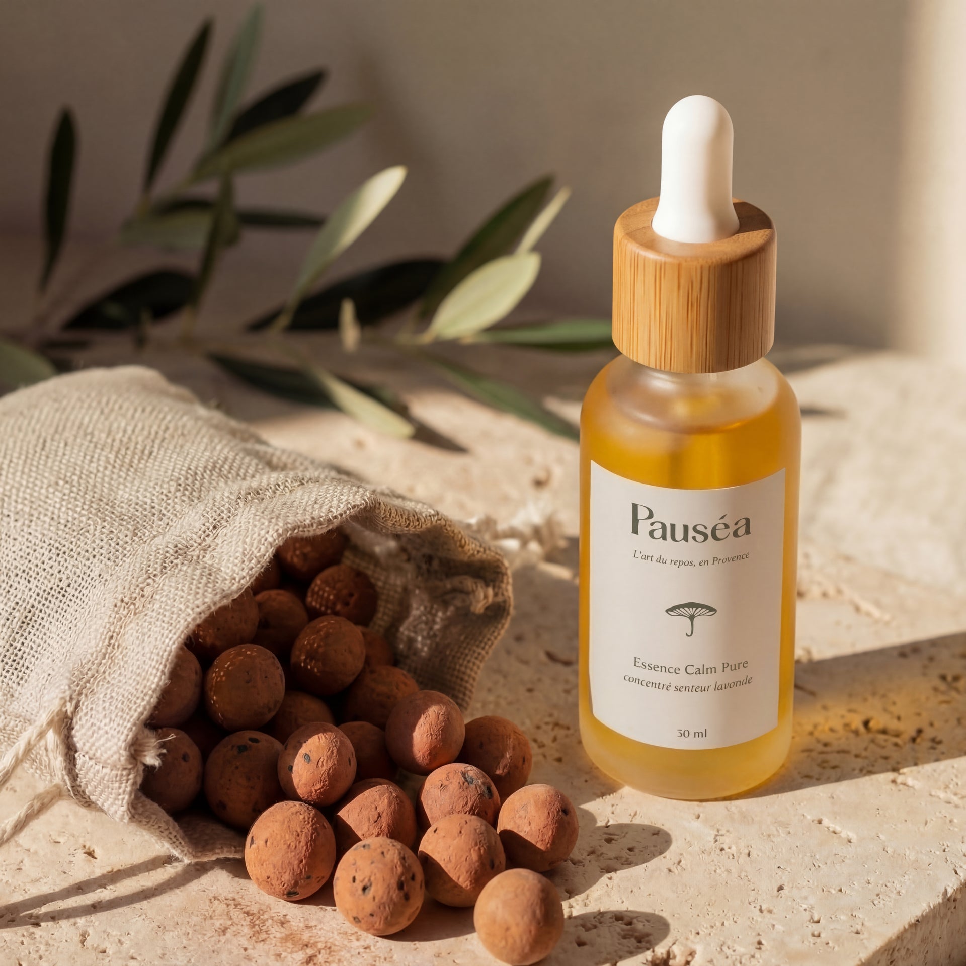 Présentation du flacon Calm Pure à côté d'un pochon rempli de billes d'argile, un objet artisanal authentique pour votre maison.