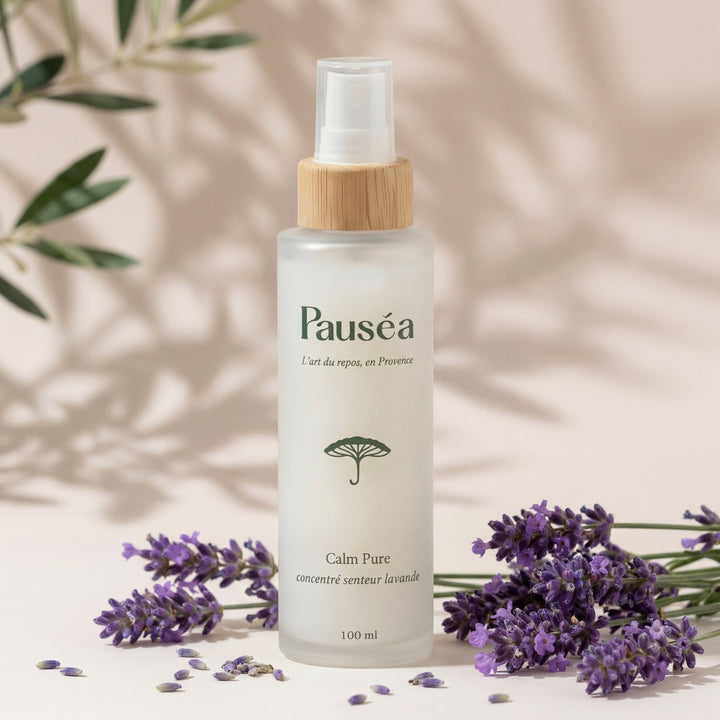 Douces ombres végétales sur le flacon Calm Pure entouré de lavande fraîche, une création fait main parfaite pour une décoration home design.