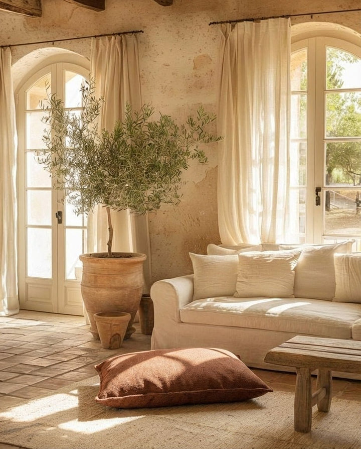 coussin pour chien marron en tissu texturé posé dans un salon maison provençale lumineux