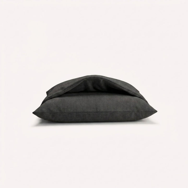 coussin toundra chien tissu sari gris anthracite sur fond neutre