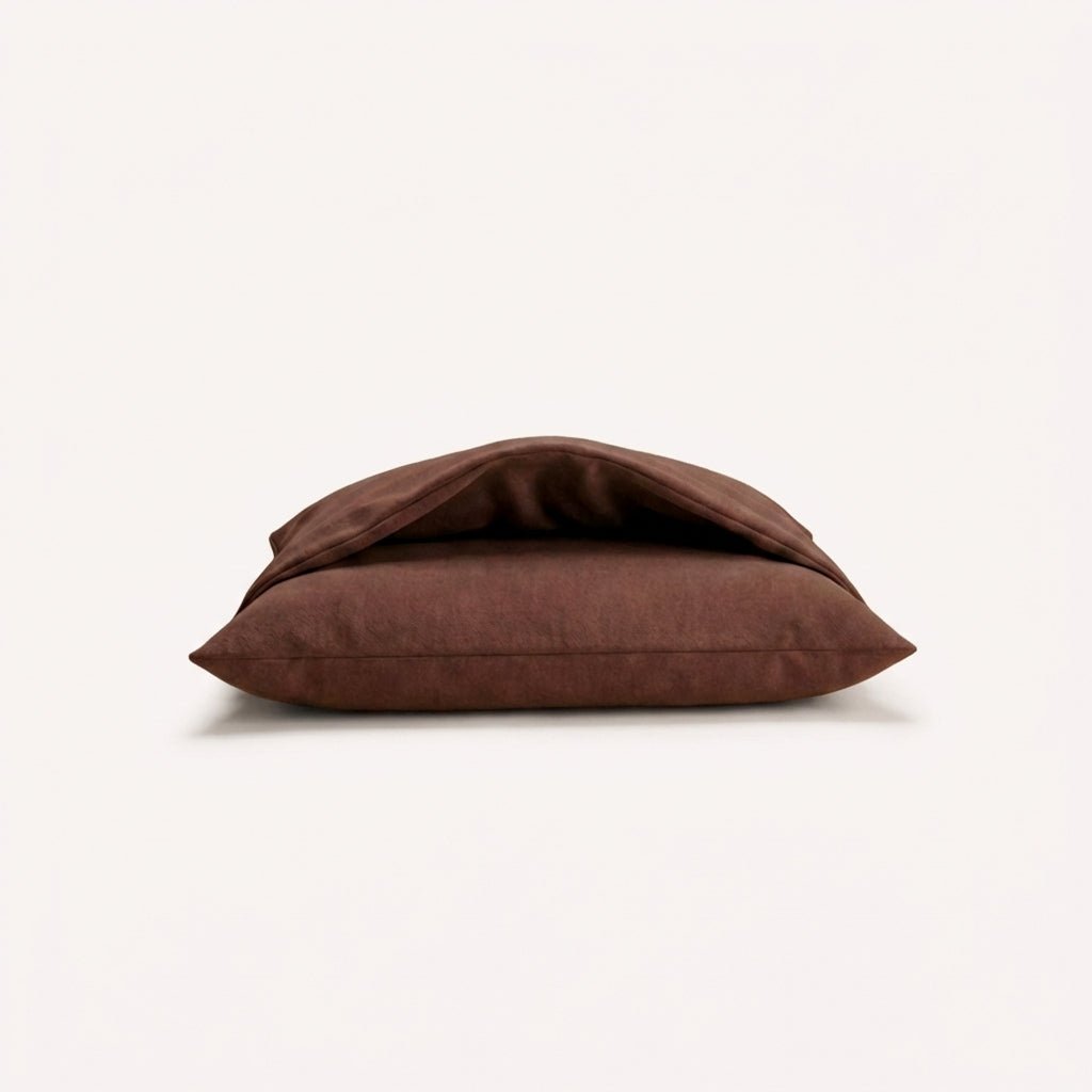 coussin toundra chien tissu sari marron sur fond neutre