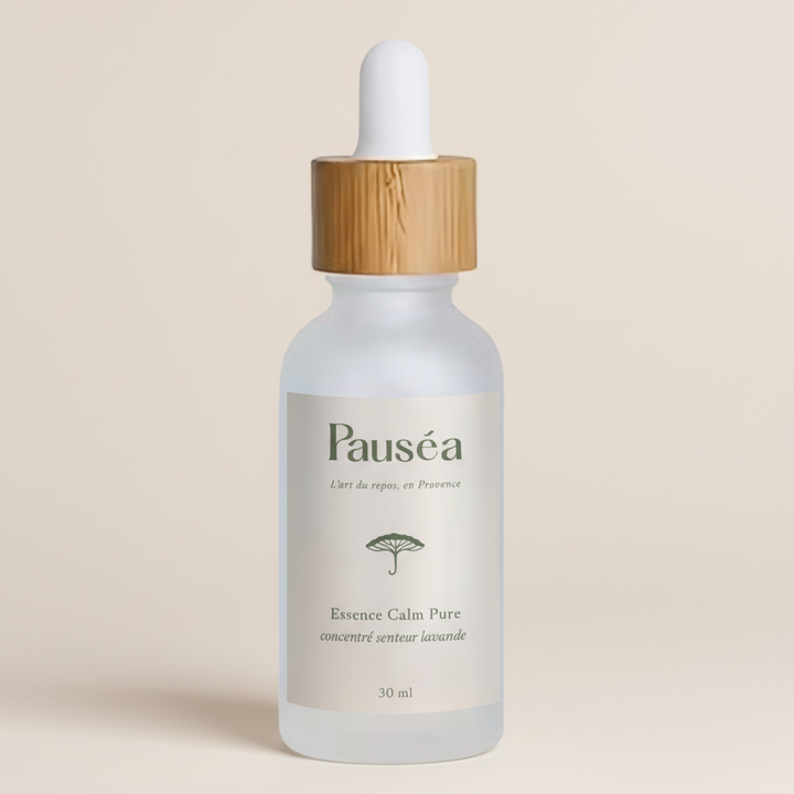Essence Calm Pure Pauséa 30 ml, concentré naturel senteur lavande, flacon pipette en verre givré, produit apaisant pour maison et animaux sensibles.