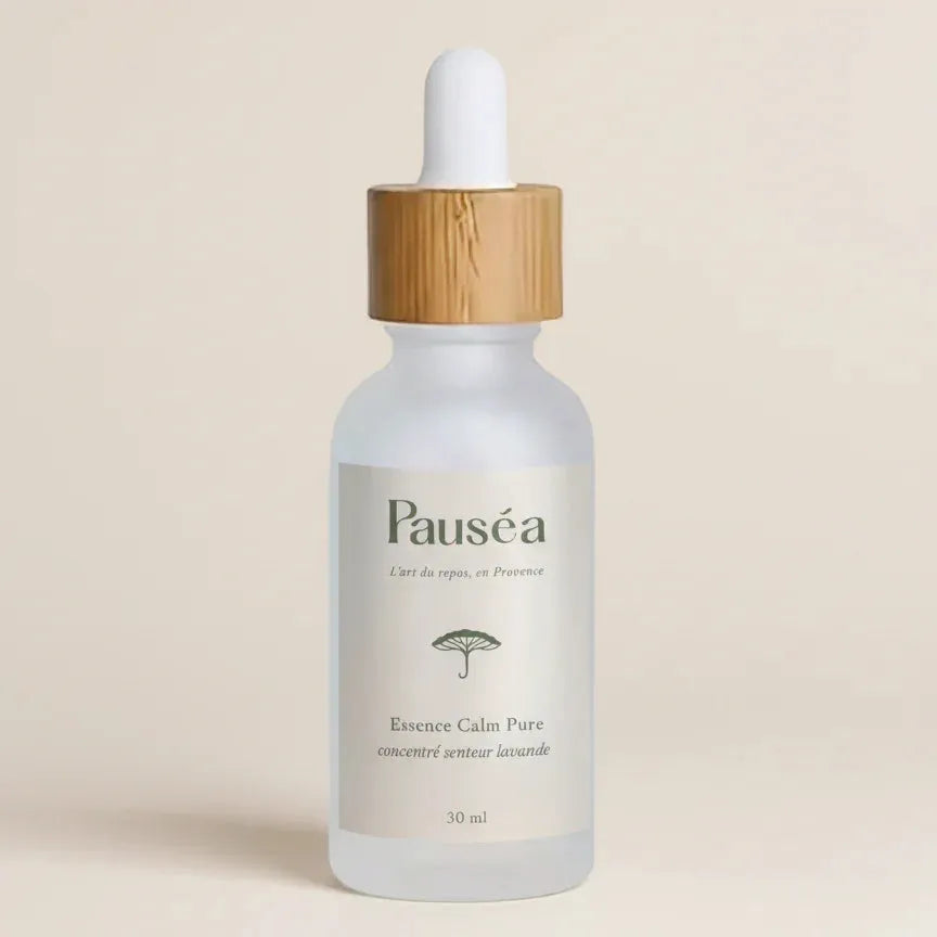 Flacon en verre dépoli Pausea avec pipette dorée, étiquette minimaliste, 30 ml, senteur lavande.