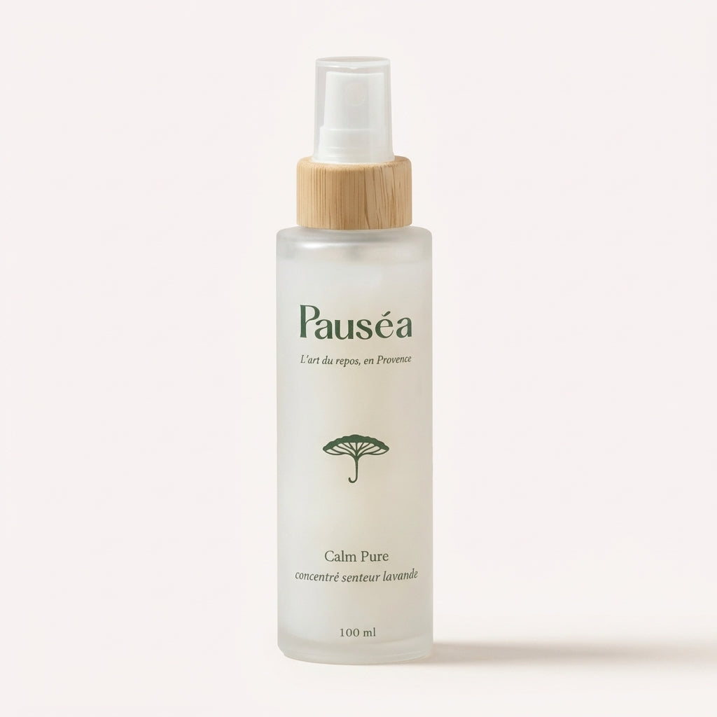 Flacon du spray d'ambiance Calm Pure aux ingrédients naturels, idéal pour parfumer délicatement votre maison.