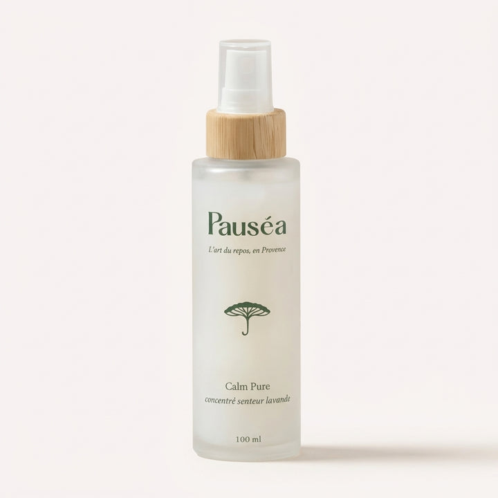 Flacon du spray d'ambiance Calm Pure aux ingrédients naturels, idéal pour parfumer délicatement votre maison.