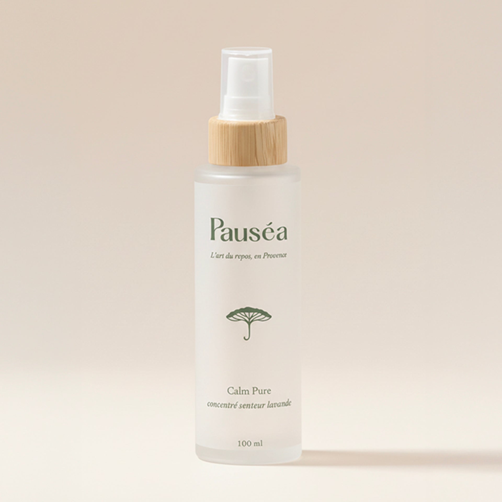Spray Calm Pure Pauséa photographie packshot minimaliste, flacon givré et capuchon bois, produit naturel senteur lavande.