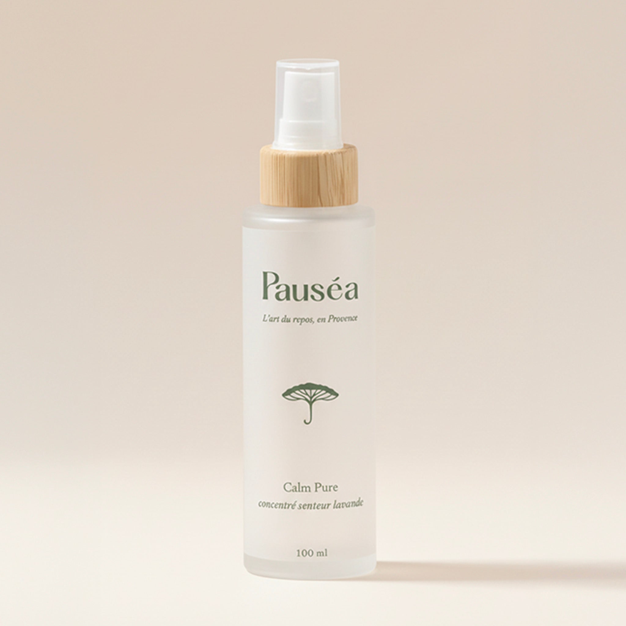 Spray Calm Pure Pauséa photographie packshot minimaliste, flacon givré et capuchon bois, produit naturel senteur lavande.