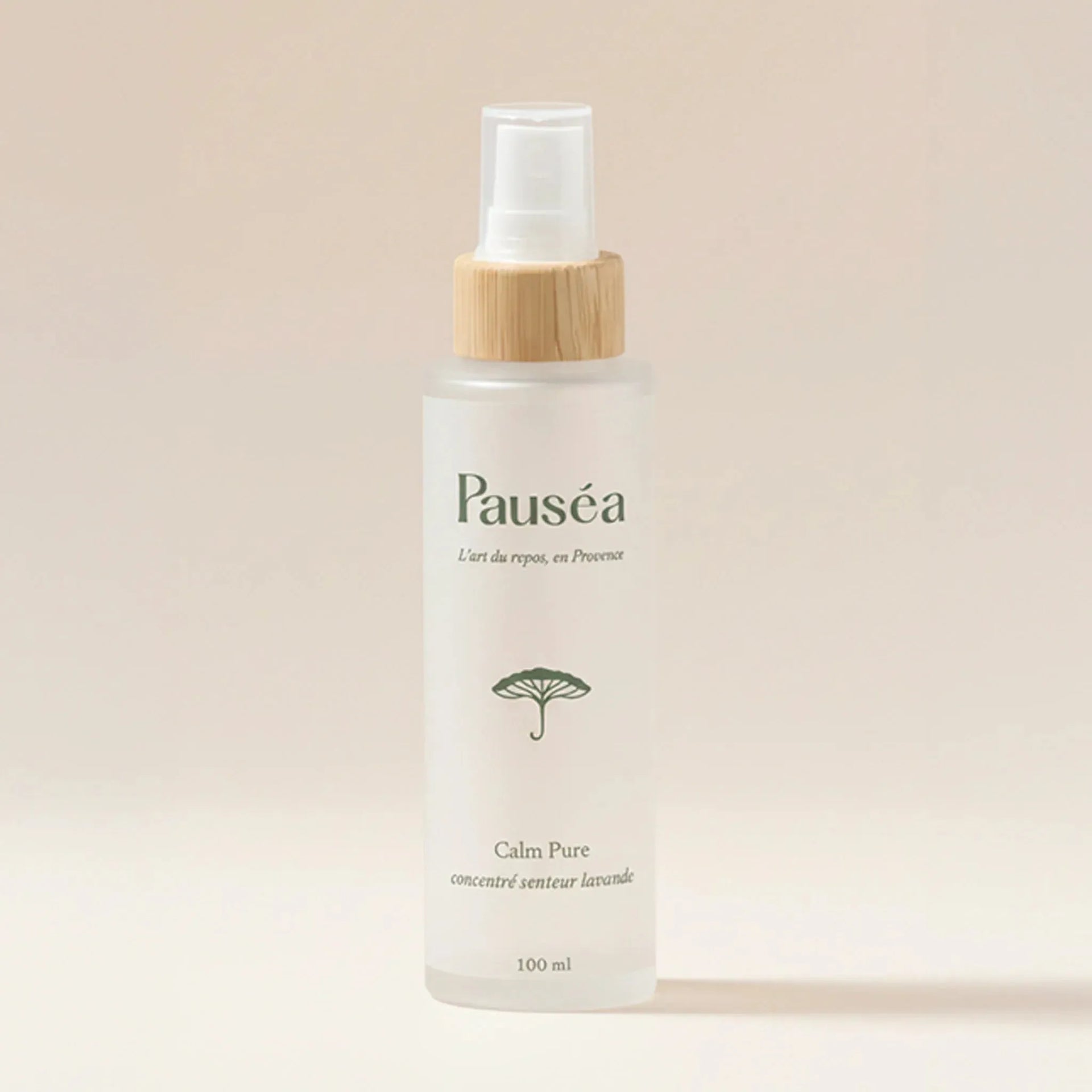 Flacon spray en verre mat Pauséa, bouchon bois, parfum lavande, design épuré, inspiration Provence