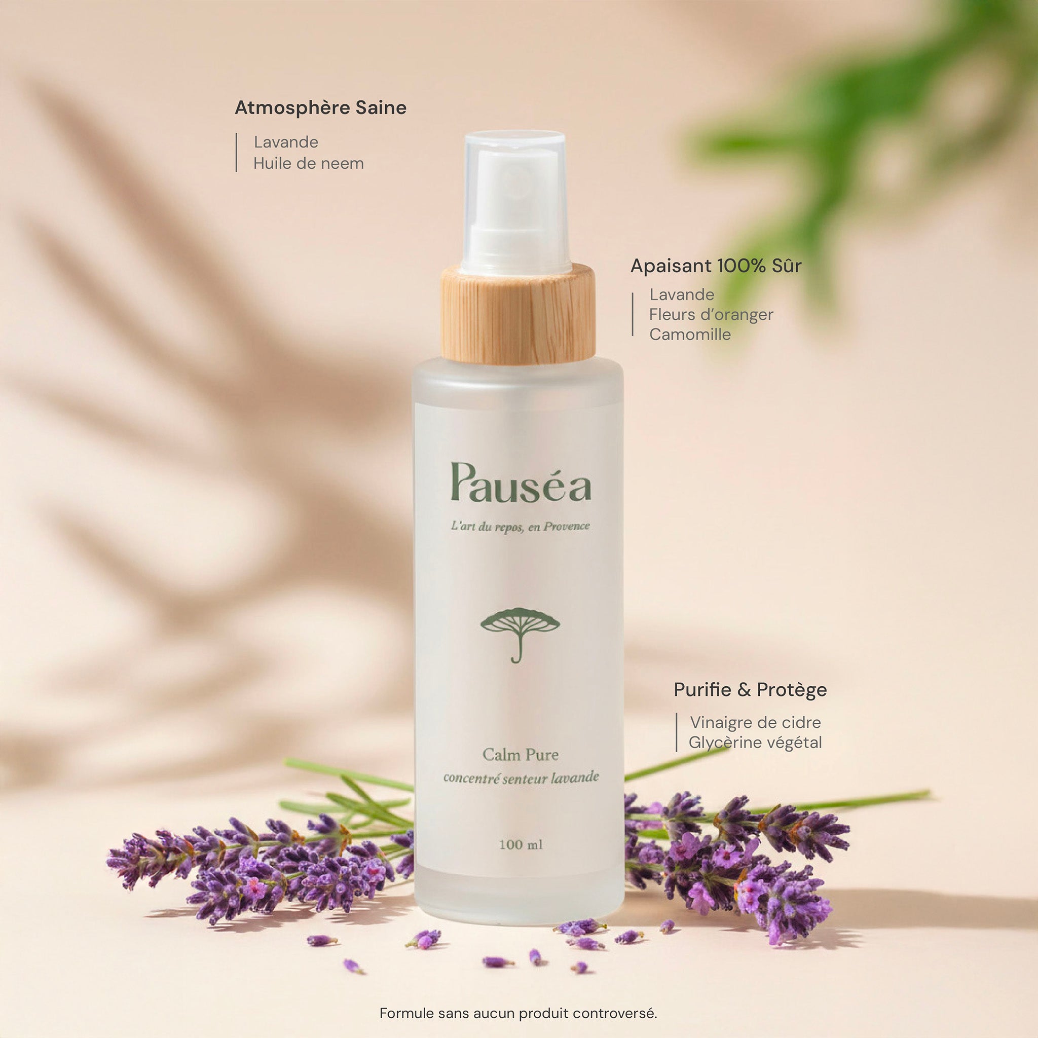 Spray Calm Pure Pauséa avec ingrédients naturels listés : lavande, fleur d’oranger, camomille, vinaigre de cidre, huile de neem, purifiant et apaisant.