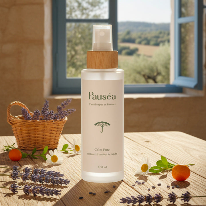 Spray Calm Pure Pauséa devant fenêtre ouverte en Provence, lumière naturelle, panier de lavande et ambiance maison de vacances.